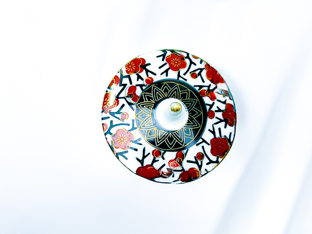 湯飲み（蓋つき）梅花柄金色模様の画像