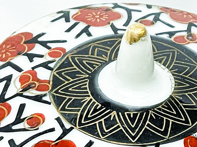 湯飲み（蓋つき）梅花柄金色模様の画像