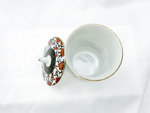 湯飲み（蓋つき）梅花柄金色模様の画像
