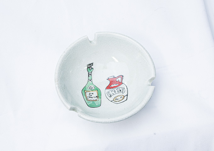 酒ビンが描かれた昭和レトロな灰皿