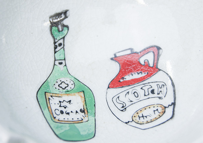 酒ビンが描かれた昭和レトロな灰皿（画像）